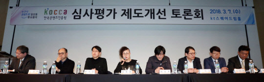 한국콘텐츠진흥원이 지난 7일 서울 중구 KT스퀘어 드림홀에서 개최한 '한국콘텐츠진흥원 지원사업 심사평가 제도 개선 공개 토론회'에서 김옥영 독립제작자협회장이 지원사업 심사평가제 개선에 대한 의견을 발표하고 있다. (왼쪽부터) 김재범 성균관대 글로벌경영학 교수, 위정현 중앙대 경영학부 교수, 윤승일 고즈넉 출판사 대표, 김옥영 독립제작자협회장, 최승훈 문화예술계 블랙리스트 진상조사 및 제도개선 위원, 최진성 씨투몬스터 대표, 김강덕 한국애니메이션산업협회장, 박승룡 콘텐츠진흥원 경영본부장. <한국콘텐츠진흥원 제공>